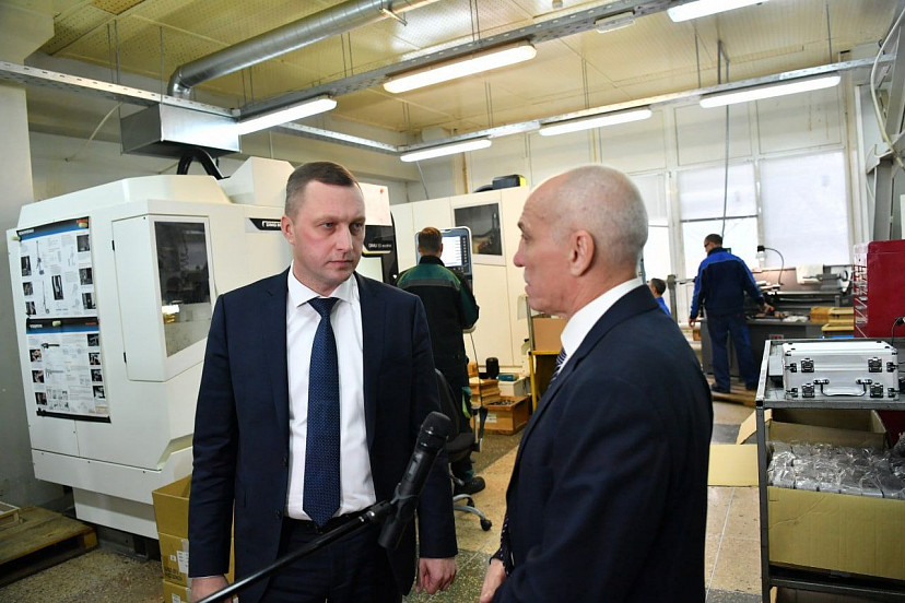 Губернатор призвал удерживать рабочих ростом зарплат
