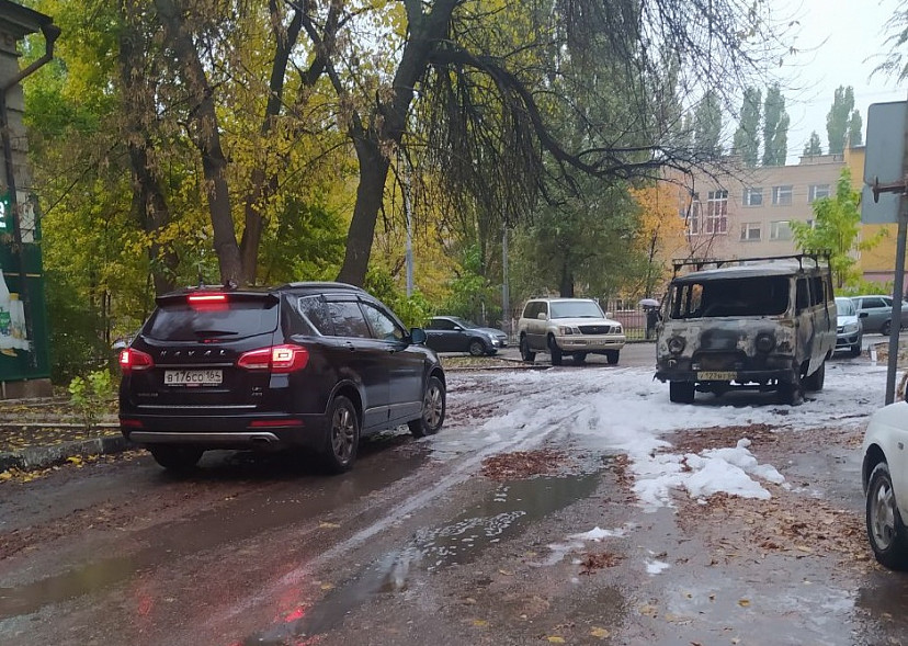 У музыкальной школы в Саратове горел УАЗ