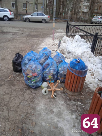 Коммунальщики Саратова устраняют последствия сильного ветра