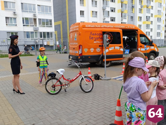 Саратовские школьники летом учат ПДД в мобильном автогородке