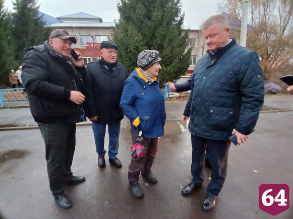 Саратовских чиновников призвали отремонтировать крышу учительнице