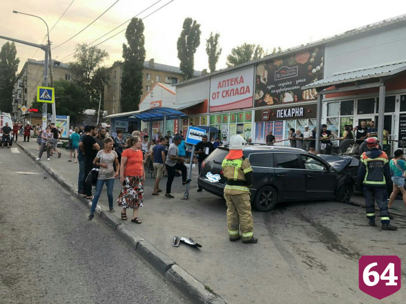 В Саратове иномарка перед магазином опрокинулась на крышу