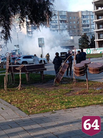 На площади в центре Энгельса сгорела иномарка