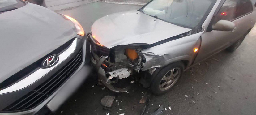 Два человека покалечились в массовой аварии у жиркомбината