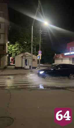 Саратовцы из-за коммунальной аварии ходят с пакетами на ногах