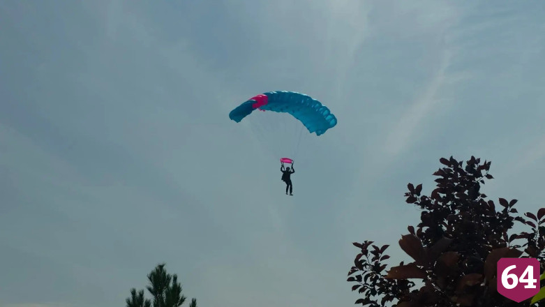 В саратовском аэроклубе будущие космонавты сдали зачетные прыжки с парашютом