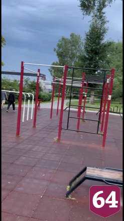 Саратовскому силачу на спортплощадке девушка села на шею