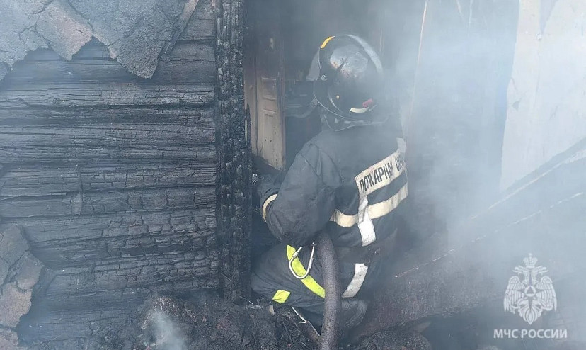 В Саратове пожарные тушили дачу с баней