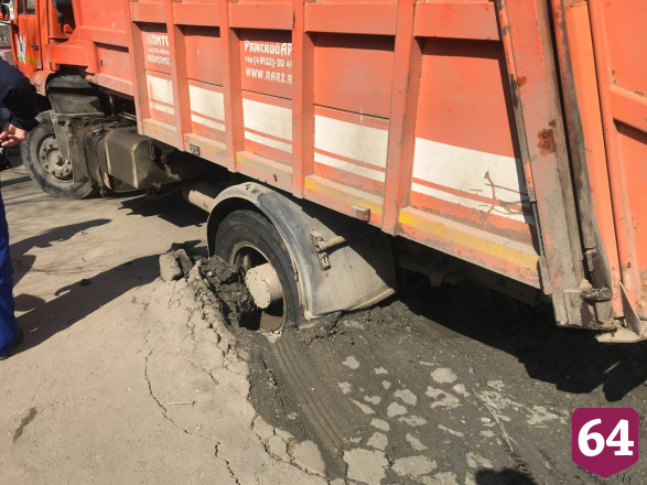 В Саратове мусоровоз увяз в грязи 
