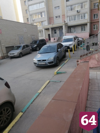 В Саратове припаркованную у подъезда машину закидали селедкой