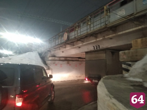 В Саратове под «мостом глупости» застрял очередной грузовик