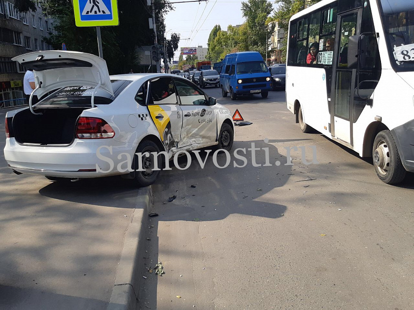 В Саратове такси после ДТП отбросило на тротуар