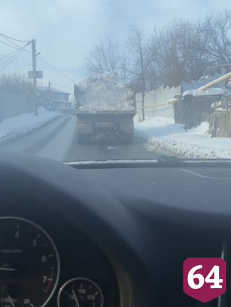 В Саратове коммунальщики засыпали снегом дорогу в Юбилейный поселок