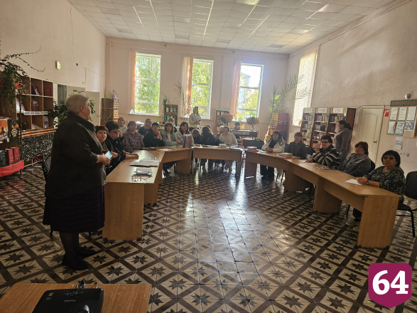Издание саратовского краеведа передали в библиотеку