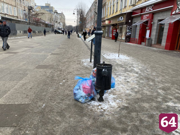 Проспект Столыпина завалили мусорными мешками
