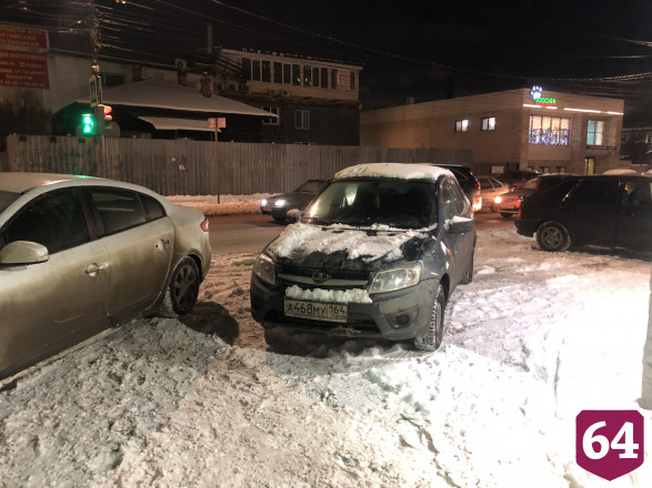 Саратовских автохамов оштрафовали за парковку на пешеходном переходе
