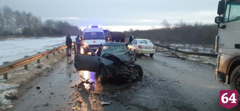 В массовом ДТП под Саратовом погиб молодой полицейский