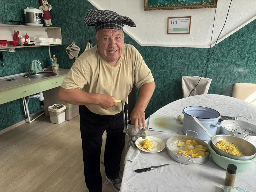Саратовский пенсионер провел кулинарный мастер-класс по изготовлению вареников