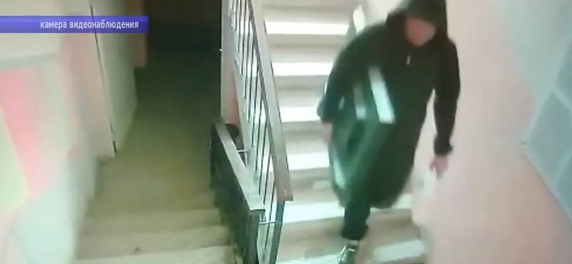 Пьяный саратовец вынес из квартиры пенсионерки телевизор и попал на камеры