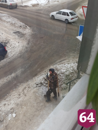 Житель Саратова чистит улицы от снега «из любви к городу»