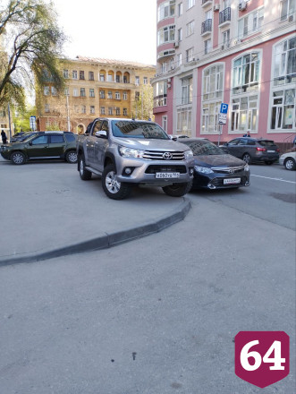 Автохамы регулярно бросают машины у детсада в центре Саратова