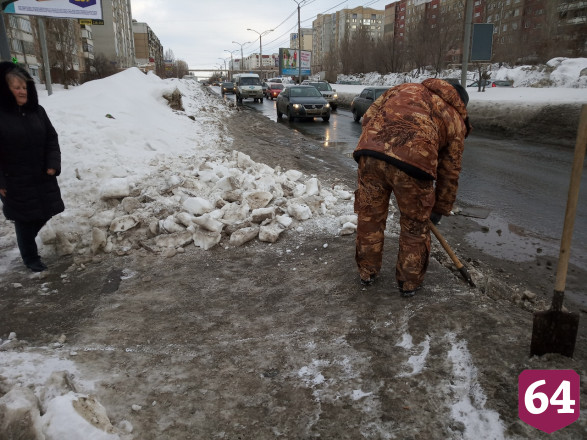 Житель Саратова чистит улицы от снега «из любви к городу»
