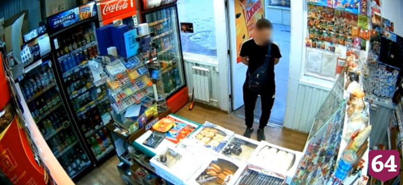 В Саратове рецидивист под камерами похитил выручку магазина 