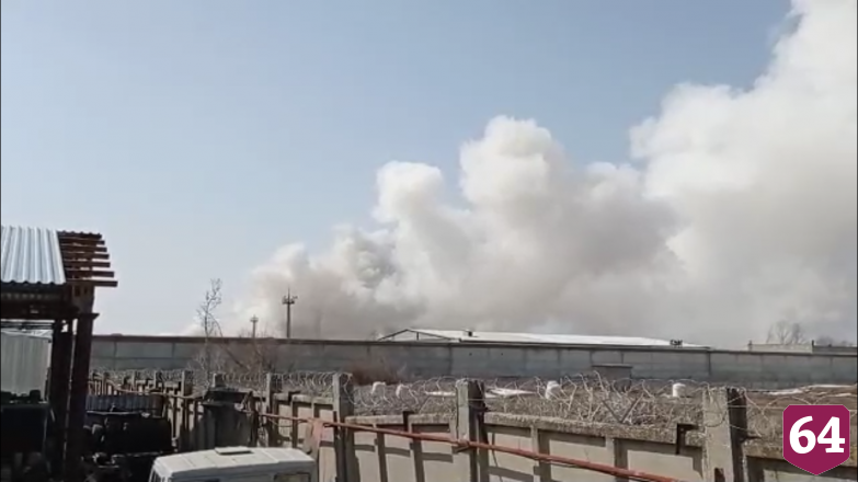  На парковке выгорели кабина и прицеп грузового «Мерседеса»
