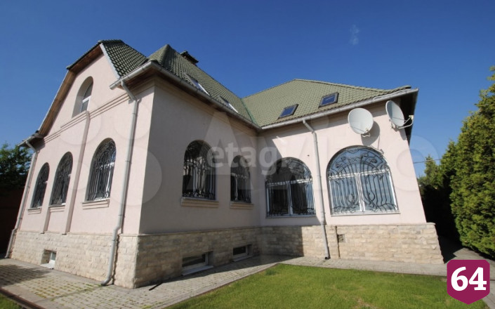 На берегу Волги продают усадьбу с собственным пляжем