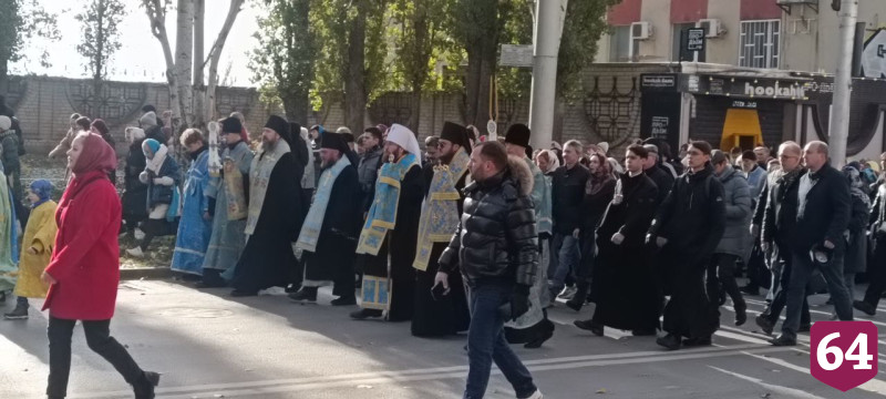 В Саратове тысячи человек вышли на крестный ход