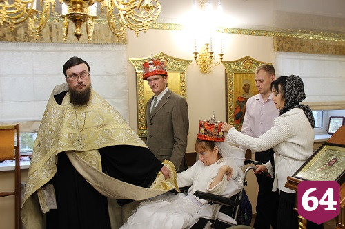 В Энгельсском доме-интернате обвенчали молодых супругов