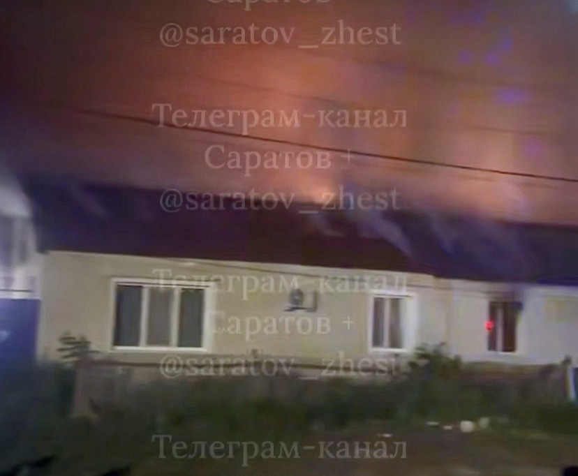 Крупный пожар охватил двухквартирный дом в саратовском поселке