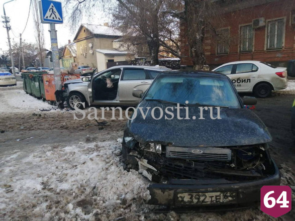 В Саратове после ДТП легковушку отбросило в столб