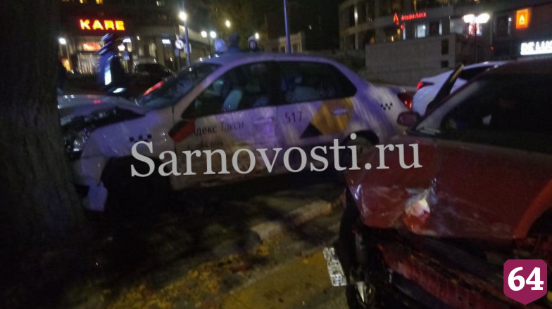 Пассажирка такси попала в больницу после аварии в центре Саратова
