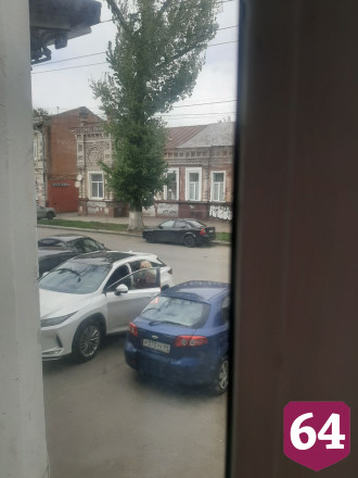 В Саратове автоледи на «Лексусе» заблокировала проезд аварийной службе