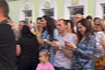 Саратовская актриса спела про коня и собрала толпу в центре Казани