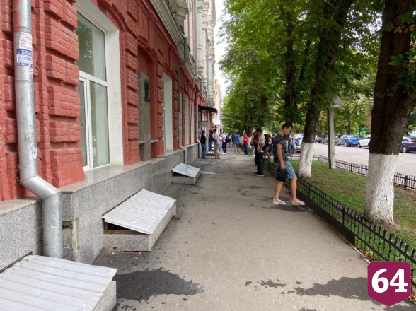 Саратовская молодежь столпилась у здания университета без масок