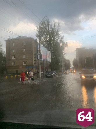 В Саратове сильный ливень затопил улицы