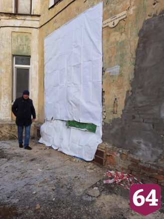 Власти Саратова восстановят стену разрушенного грузовиком дома