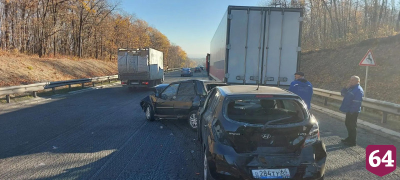 Два человека пострадали в массовой аварии с грузовиками в Саратовской области