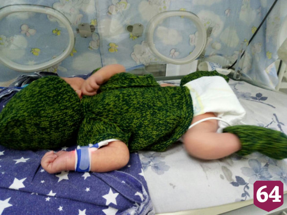 Саратовские мастерицы передали в роддом одежду для недоношенных детей 