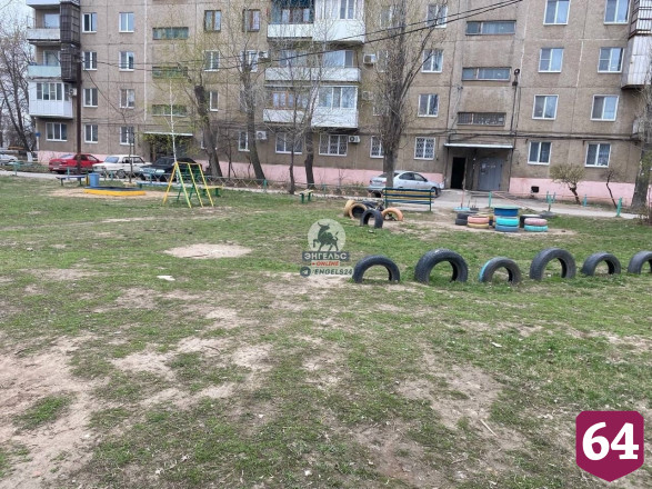Горожане пожаловались на детские площадки «доисторических времен»