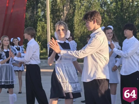 В День города выпускники танцевали школьный вальс