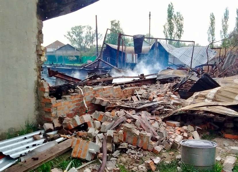 В Саратовской области из-за старой проводки сгорел дом на две семьи 