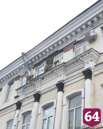 В центре Саратова с фасада здания рухнули кирпичи