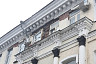В центре Саратова с фасада здания рухнули кирпичи