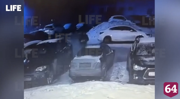 В Саратове соседи обвинили полицейского в порче автомобилей