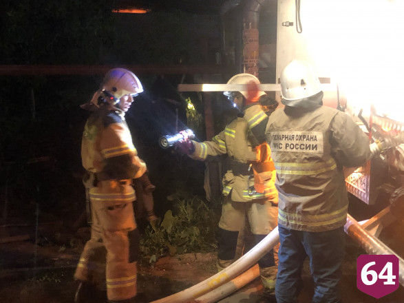 Полыхающий дом в центре Саратова тушили 26 пожарных