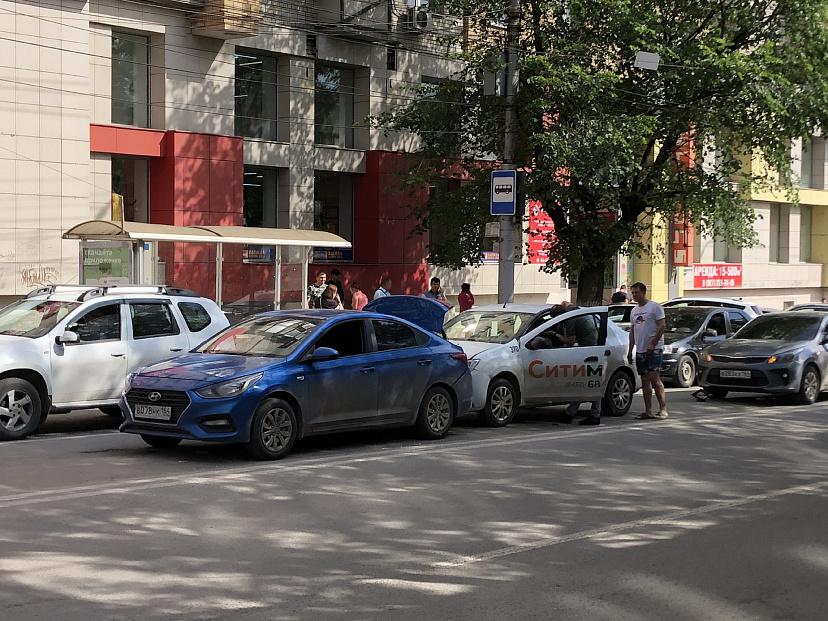 ДТП с такси спровоцировало пробку в центре Саратова
