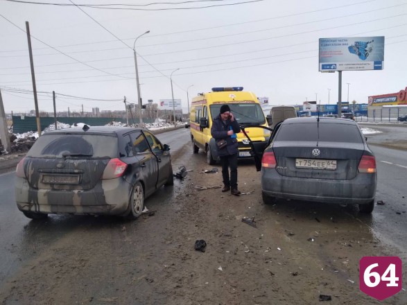 Водитель легковушки разбился в ДТП на выезде из Саратова 